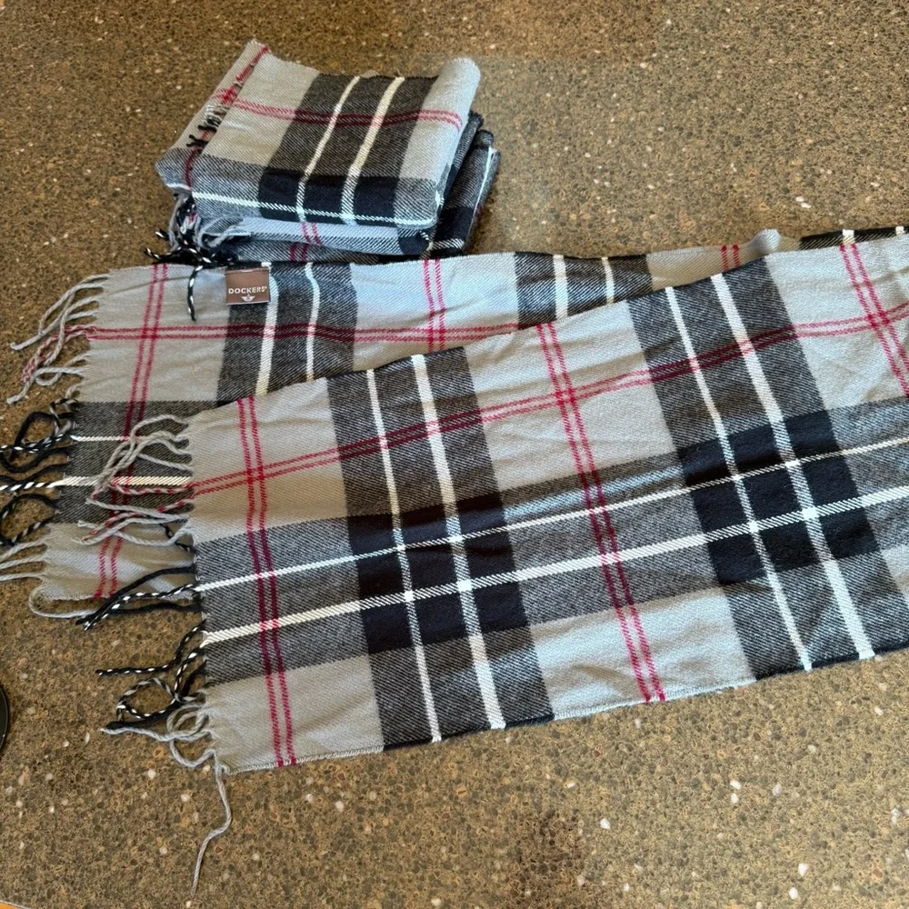 NEW Dockers Plaid Scarf in Gray and Black with Red Accents